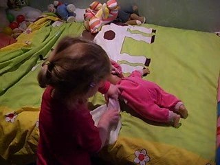 2 ans et demi! élo fait son ménage!