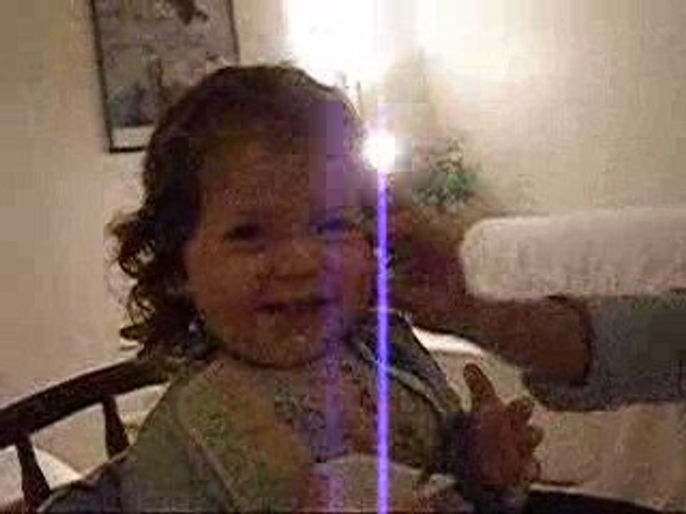 Maëlys mange du yahourt