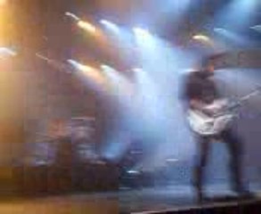 Les FOB arrivent sur scene (L)