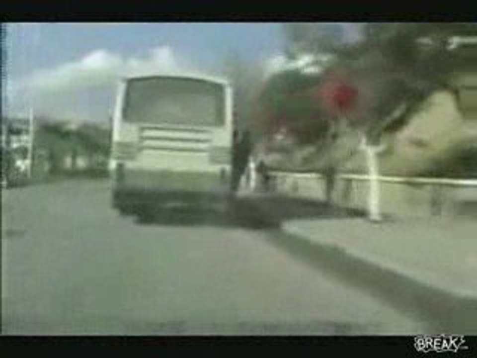 Régis tombe du bus