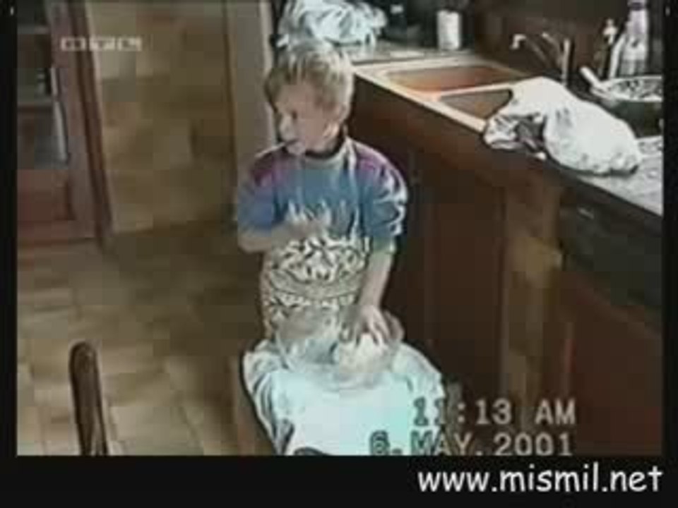 Hapşırrklı ellerini hamura süren çocuk