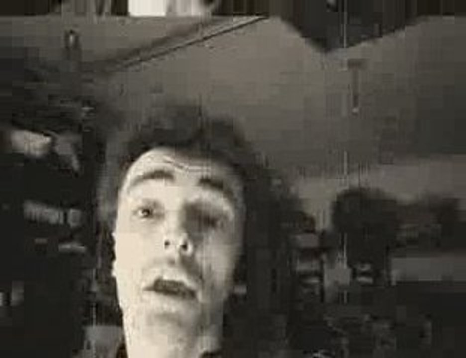 Le musicien énèrvé et sa guitare raleuse : Tout le monde...