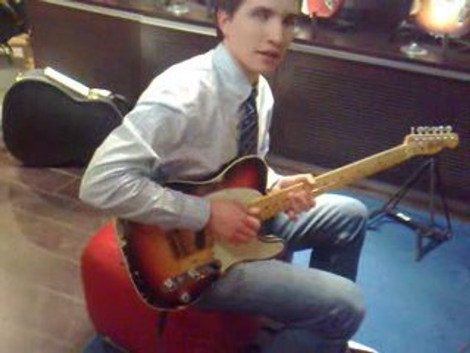 Panpan qui essaye la fender Andy Summers