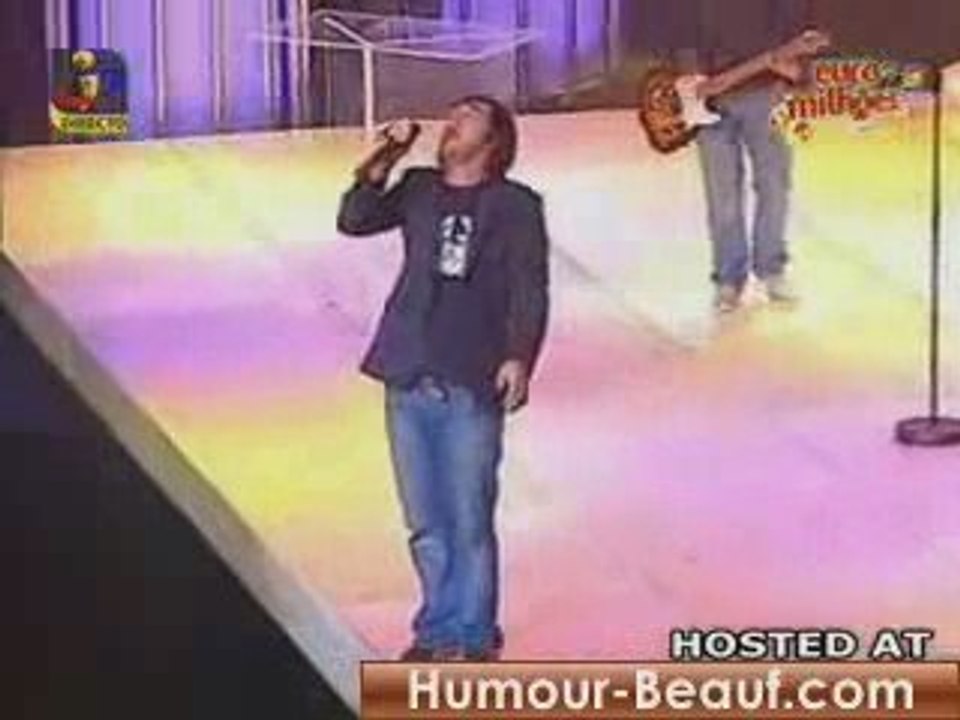 Le chanteur se casse la gueule et le playback continue