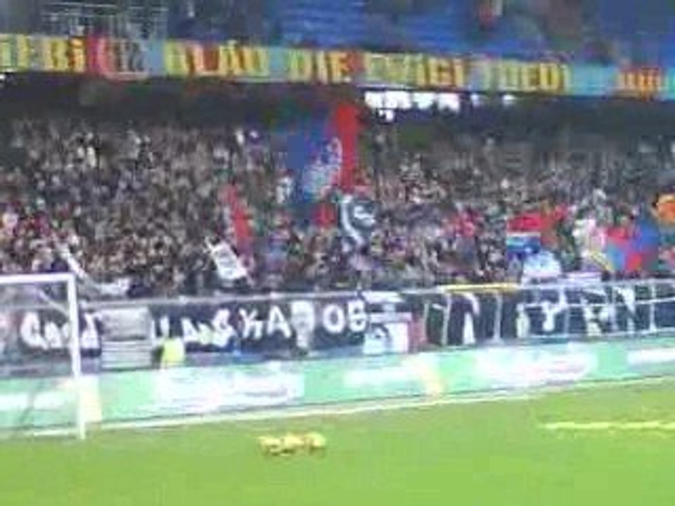 MUTTENZERKURVE BEVOR DER MATCH GEGEN ZURICH
