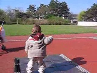 0020 fait de la musique avec ses pieds