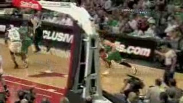 NBA Kirk Hinrich picks Paul Pierce's pocket, pushes it ahead