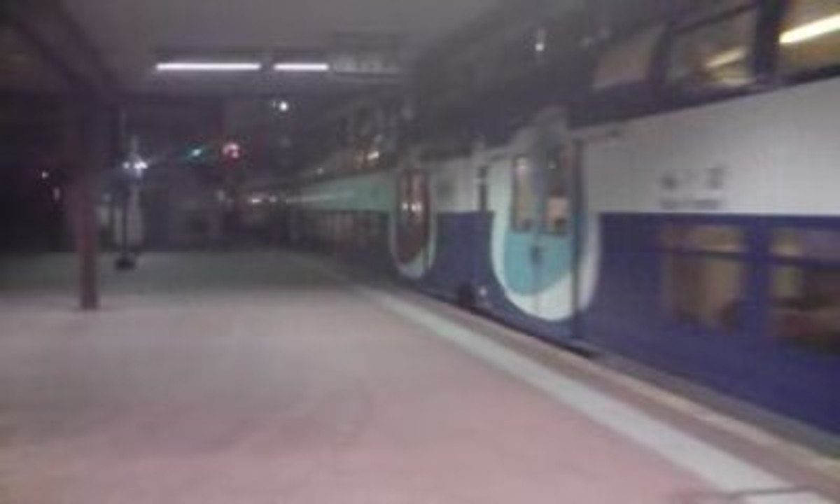 BB17074 avec ses VB2N Transiliens bleu à Paris Nord