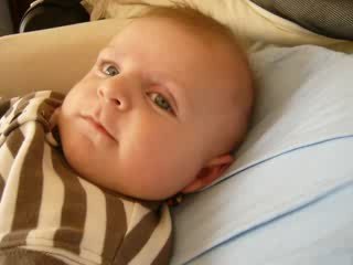 18 mars 2009 Nathan joue avec sa bouche!