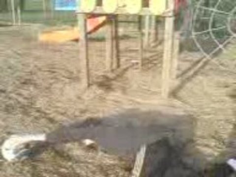 mec en train de se gamelle avec la balle mdr