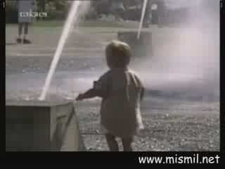 Tazikli sudan su içmeye çalışan çocuk