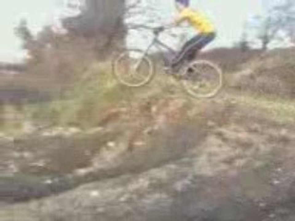 Tristan fait du vélo.