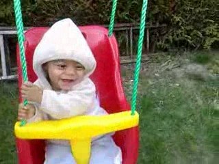 kiki fait son chô sur sa Balançoire