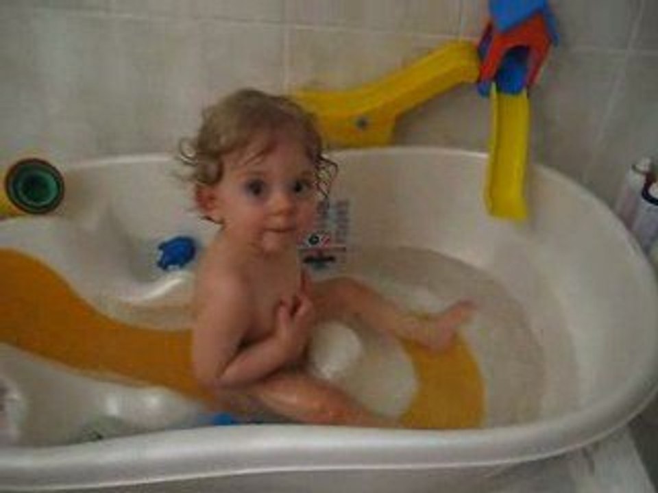 Anais joue dans son bain