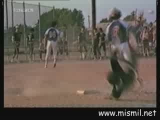 Beyzbol maçında yere takılıp takla atan oyuncu