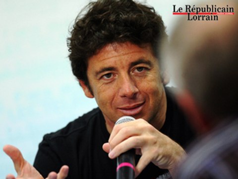 Patrick Bruel joue cartes sur table