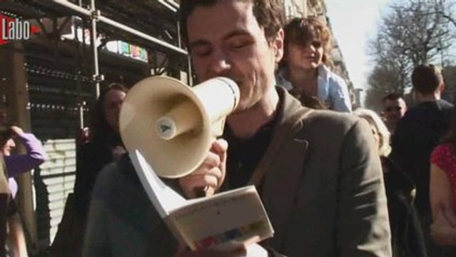La manif seul, en sens inverse avec un livre et un mégaphone