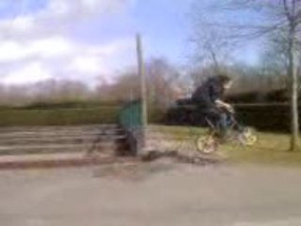 Le saut du terrain de pétanque