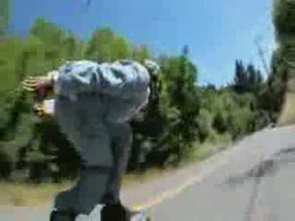 Impressionnante descente en longboard