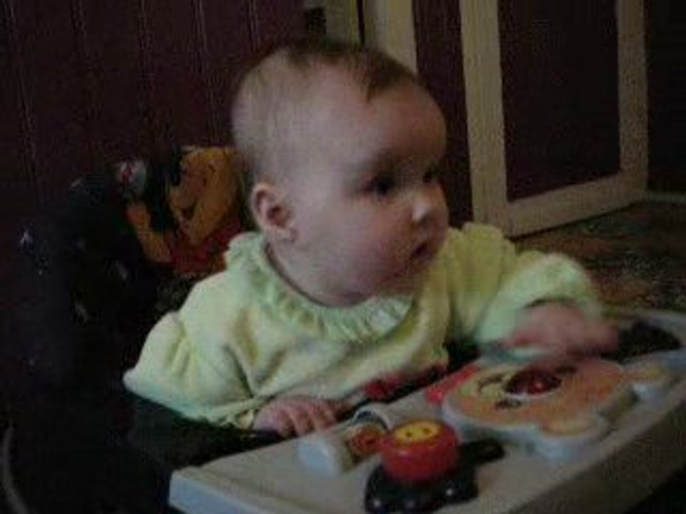 Maëlys 5 mois et demi dans son trotteur