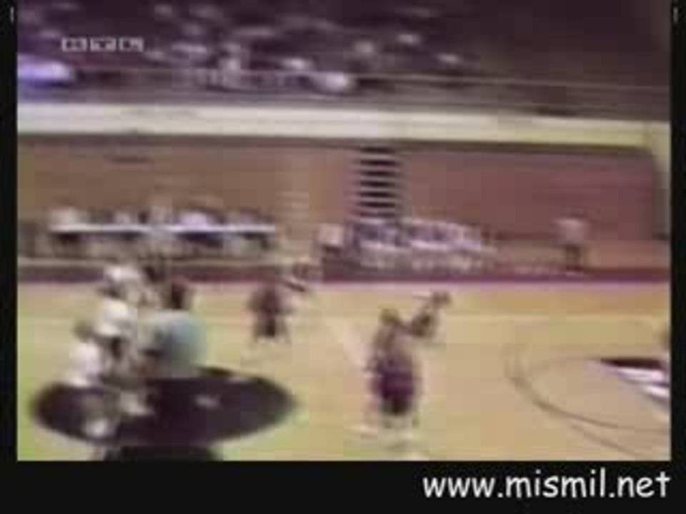 Voleybol karşılaşmasında basket atan kız oyunca