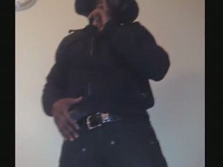 Le loup noir est sur le terrain PARISS KARALAND