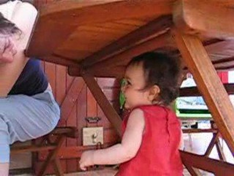 Cache cache sous la table