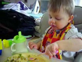 Loulou mange tout seul