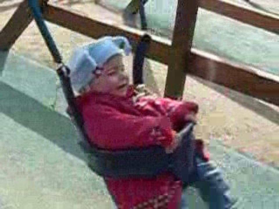 Suzanne fait de la balançoire