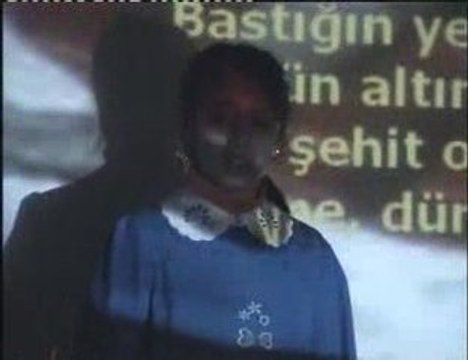 Yurekli istiklal marşı okuyor.