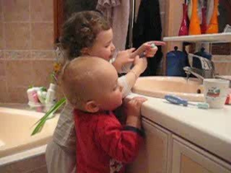 Comment Lucie apprend à Théo à se brosser les dents...