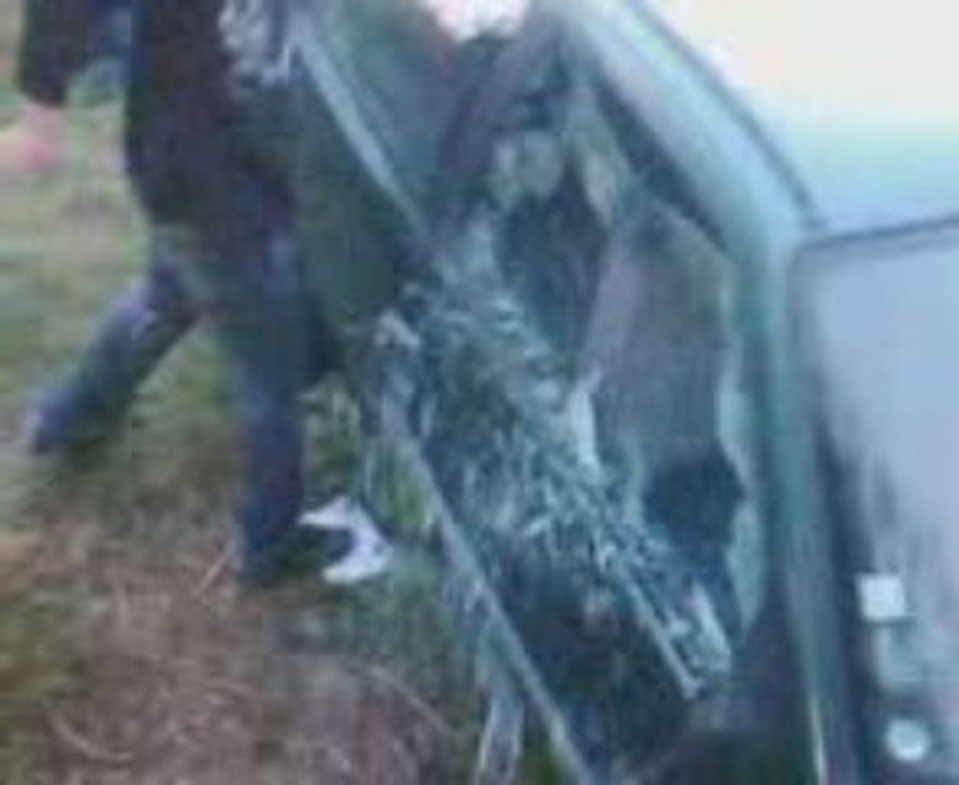 nico entrain de niker la vitre dune clio