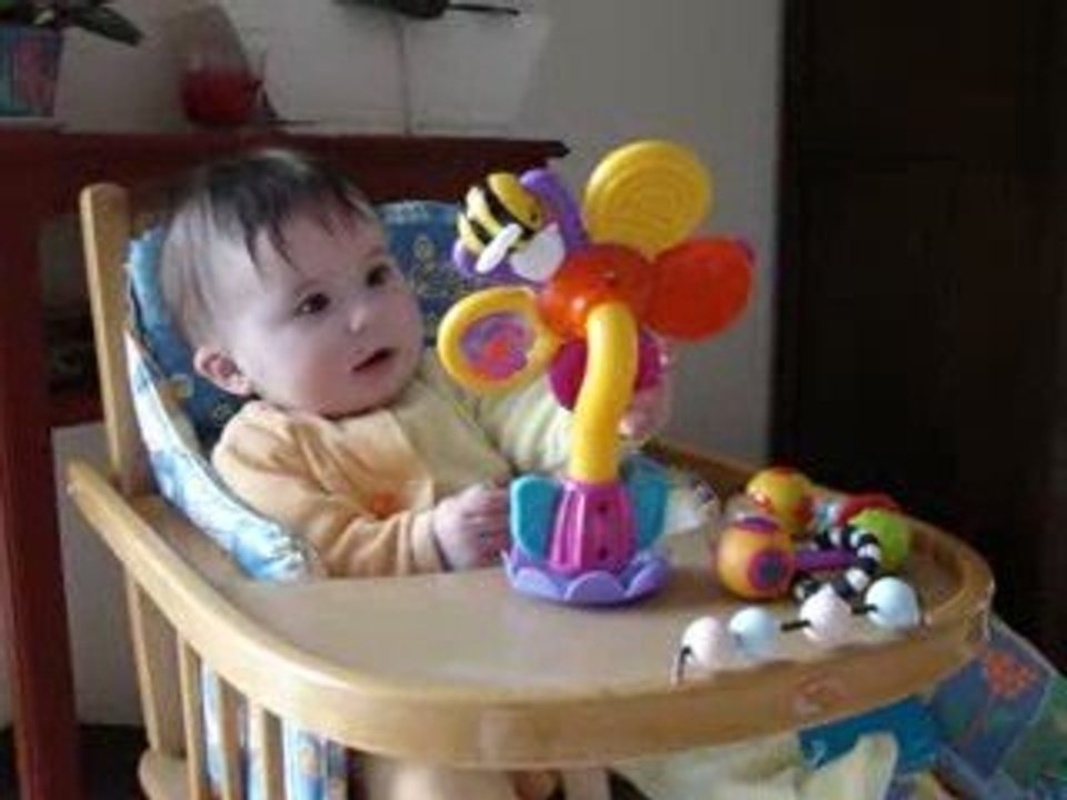 zoé dans sa chaise haute