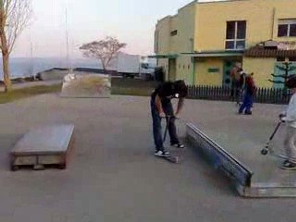 180° fakie scooter fakie