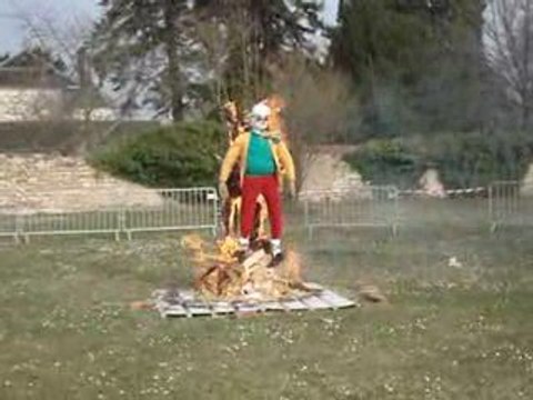 Le bonhomme Carnaval brûle à Saint-Maur