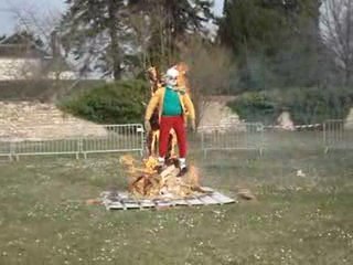 Le bonhomme Carnaval brûle à Saint-Maur