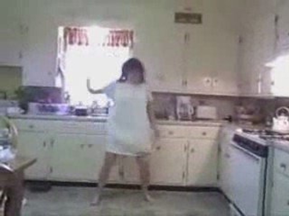 Indemoniata balla in cucina