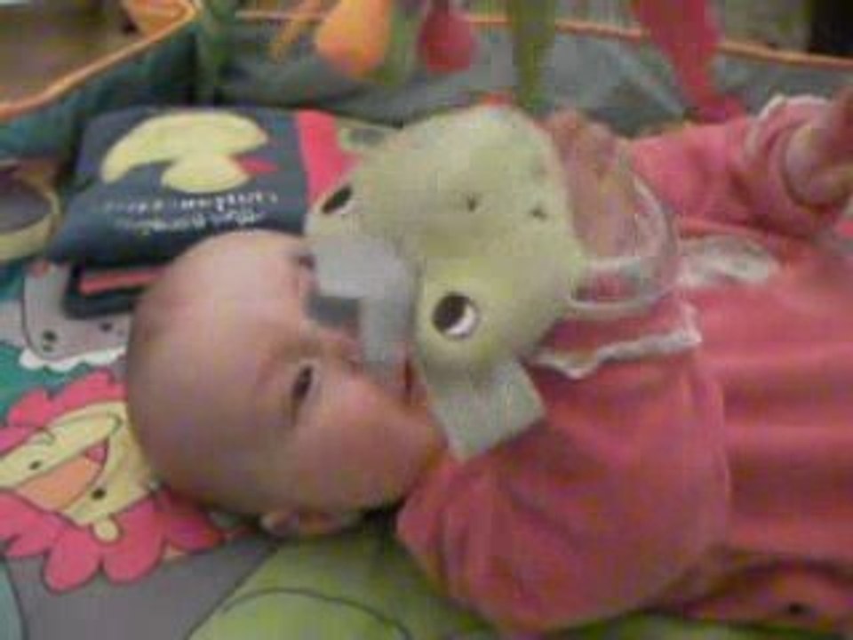 Clotilde sur le tapis d'éveil