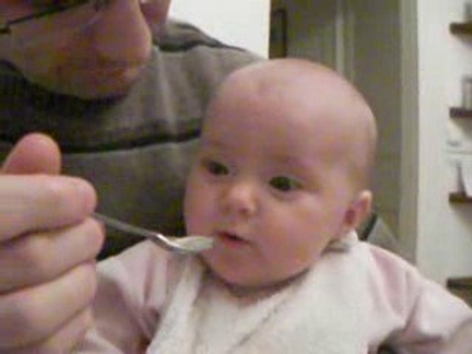 Clotilde mange avec nous