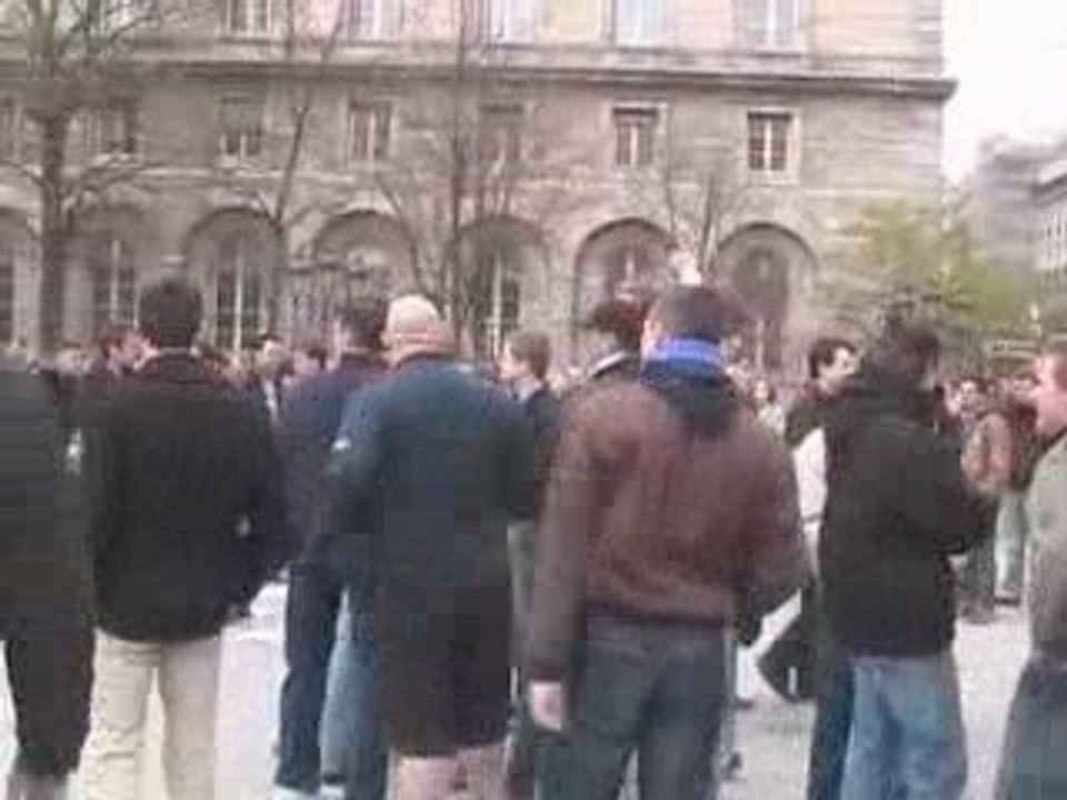 Les catholiques défendent leur pape !