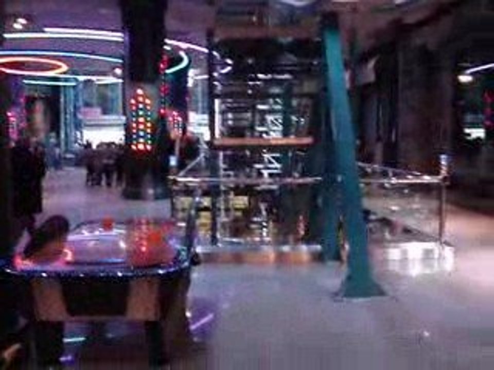 Montagnes russes dans un centre commercial