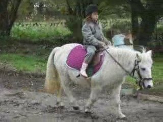 Lily Rose qui débute l'équitation !!