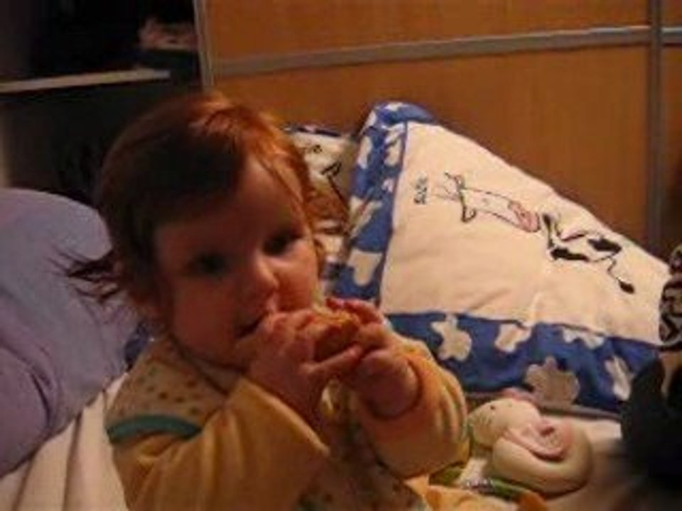 Sarah et son premier biscuit