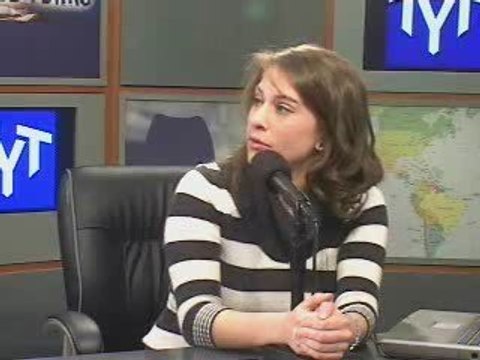 Ashton Kutcher Tweets w/ Pics Of Demi In A Bikini