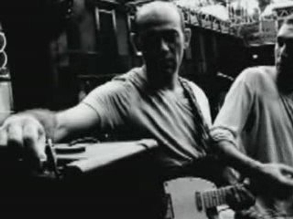 la rue ketanou - Derrière ses cheveux longs