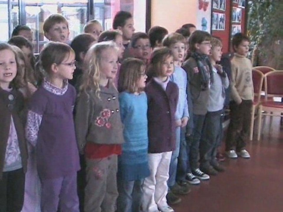 des chants et des cartes à la maison de retraite