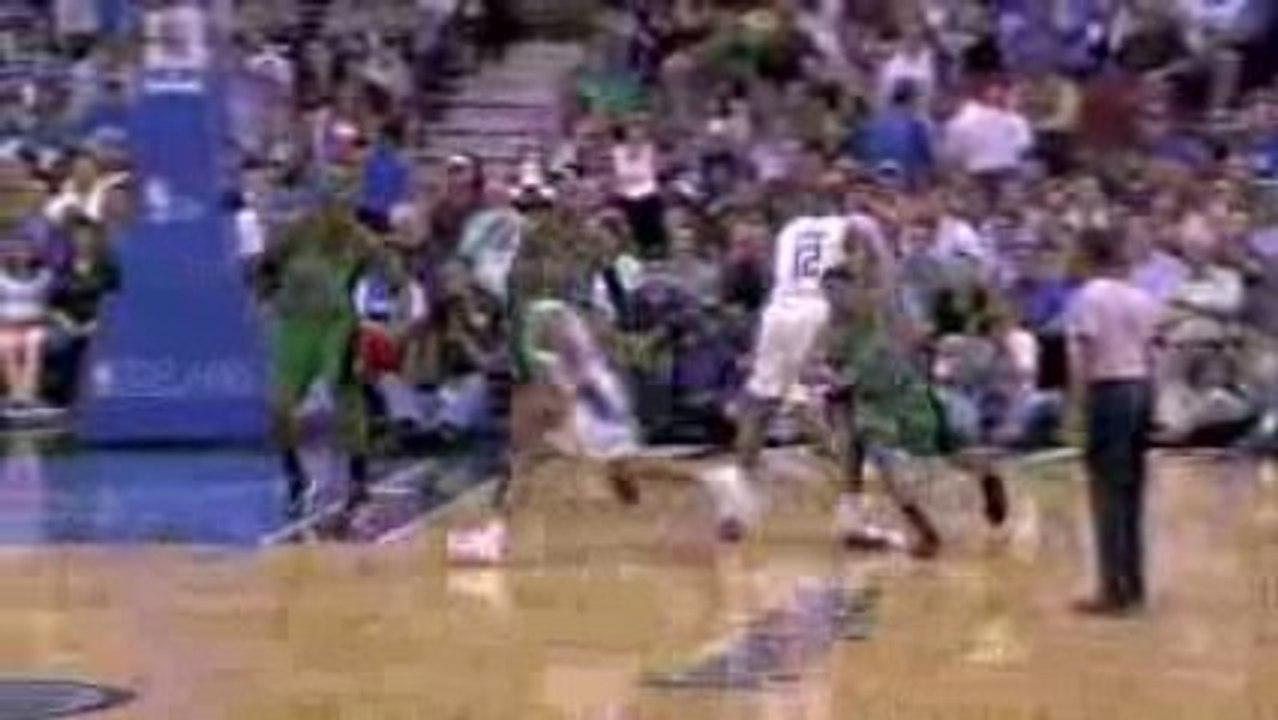 NBA Dwight Howard takes the pass and finishes with authority