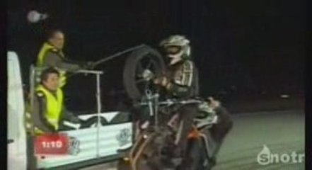 Changer une roue en route !! exploit moto !!