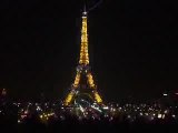 La Tour Eiffel s'illumine