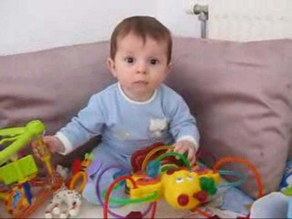 Evann tiens (presque) assis !!